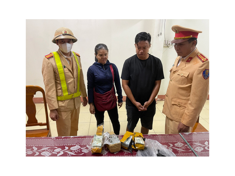 Phát hiện xe khách chở số lượng lớn ngoại tệ tương đương khoảng 3,8 tỷ đồng